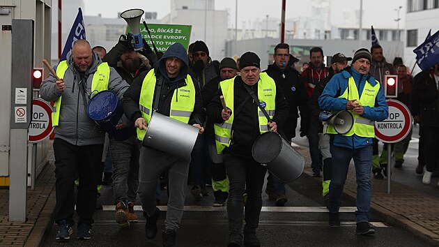 Stvka proti krokm vldy v Mlad Boleslavi. V automobilce koda Auto se vroba zastavila ve vech vrobnch zvodech na dv hodiny. (27. listopadu 2023)