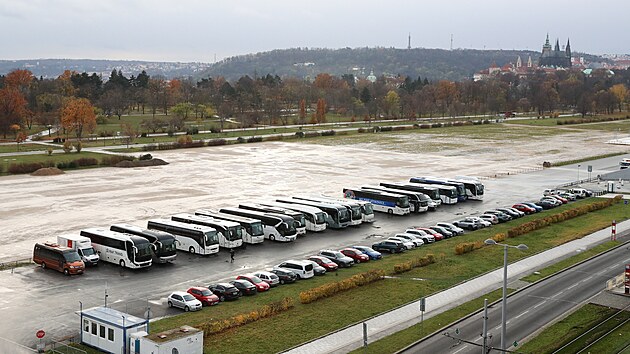 Prask Letensk pl se plnila odbori. Poadatel na mst ekali a sedm tisc len, dorazil vak jen zlomek v nich destkch autobus. (27. listopadu 2023)