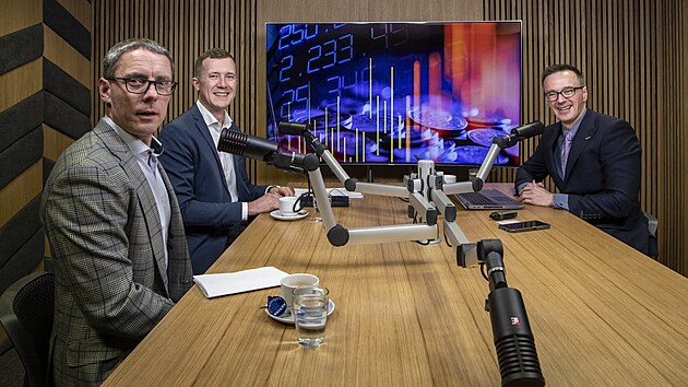 Host poadu Rozstel Jan Blha z Fio Banky a Tom Chumchal z Mastercard (vlevo). (23. listopadu 2023)