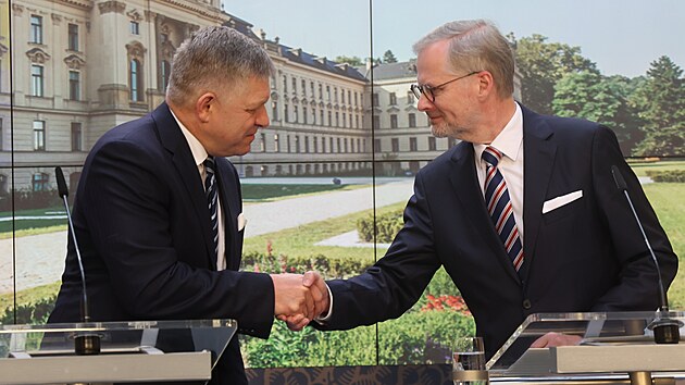 Premir Petr Fiala (ODS) a slovensk premir Robert Fico na tiskov konferenci po jednn (24. listopadu 2023)