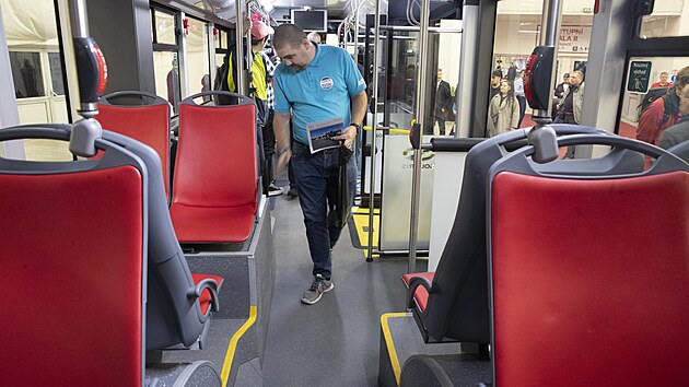 Pedstaven novho trolejbusu, kter bude jezdit na Letit Vclava Havla. Trolejbus koda Solaris dlouh 24,7 metru byl pedstaven nvtvnkm  na 12. ronku veletrhu autobusov dopravy CzechBus. (21. listopadu 2023)