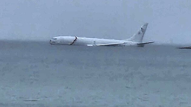 Hldkov letoun americkho vojenskho nmonictva P-8A pejel pistvac drhu na zkladn Kaneohe Bay a skonil v moskm zlivu na Havaji. (20. listopadu 2023)