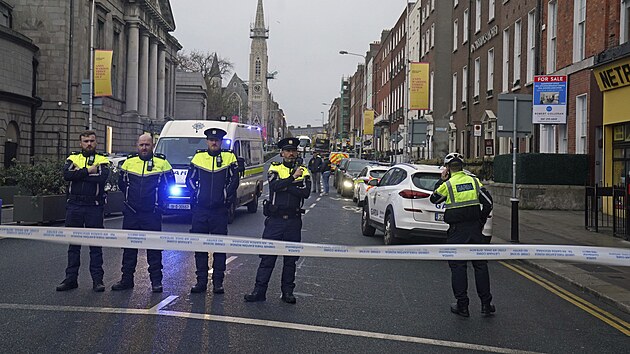 Policisté v irském Dublinu pracují poblíž místa, kde bylo pobodáno několik dětí a jedna žena. (23. listopadu 2023)
