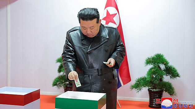 Severokorejský vůdce Kim Čong-un odevzdává svůj hlas během místních voleb v severokorejské provincii Jižní Hamgjong. (28. listopadu 2023)
