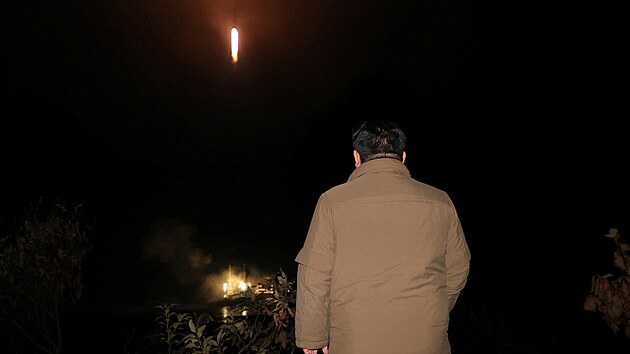 Na snímku sleduje severokorejský vůdce Kim Čong-un start rakety z odpalovacího střediska v Severní Koreji. (21. listopadu 2023)