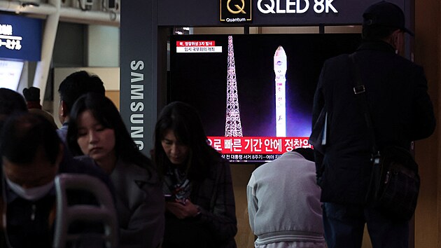 Lidé na nádraží v Soulu v Jižní Koreji sledují vysílající zpravodajství o tom, že Severní Korea vypustila vojenský satelit. (21. listopadu 2023)