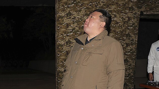 Na snímku sleduje severokorejský vůdce Kim Čong-un start rakety z odpalovacího střediska v Severní Koreji. (21. listopadu 2023)