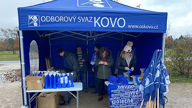 Na Letné už jsou první odboraři z největšího odborového svazu Kovo. Podle odborařky Miloslavy Novákové dorazí až sedm tisíc jejich členů. (27. listopadu 2023)