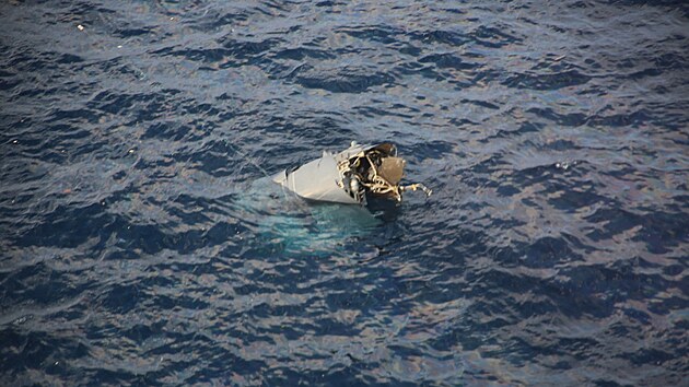 Vrak na fotografii pravděpodobně patří americkému vojenskému letounu MV-22 Osprey, který se zřítil do moře u ostrova Jakušima. (29. listopadu 2023)