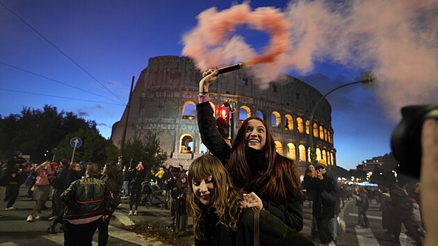 V několika státech světa se v sobotu při příležitosti Mezinárodního dne boje proti násilí na ženách konají demonstrace. Na snímku lidé demonstrují v Itálii. (25. listopadu 2023)