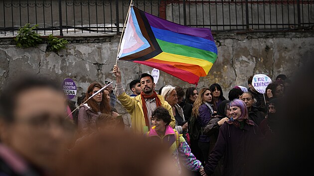 V několika státech světa se v sobotu při příležitosti Mezinárodního dne boje proti násilí na ženách konají demonstrace. Na snímku lidé demonstrují v Turecku. (25. listopadu 2023)