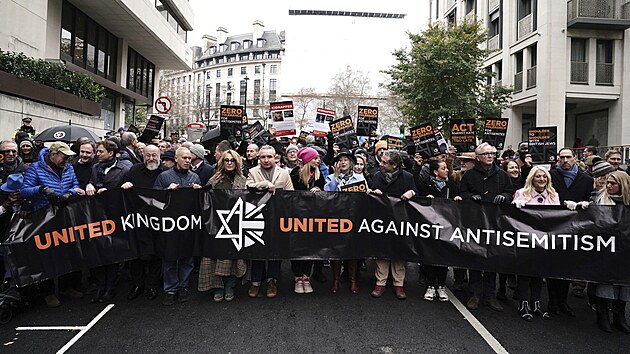 Desetitisce lid se v nedli sely v Londn na pochodu proti antisemitismu a...