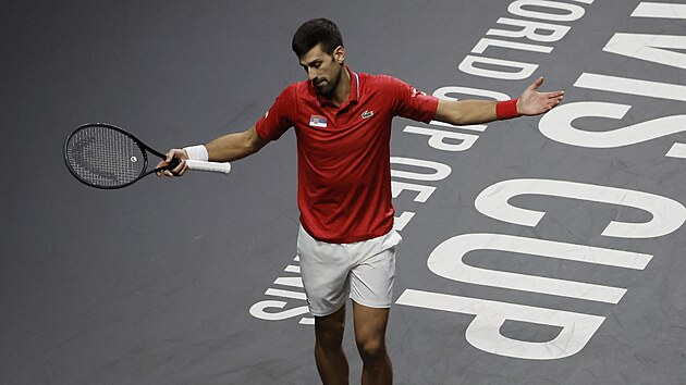 Novak Djokovič se rozčiluje v semifinále Davis Cupu v Málaze proti Itálii.