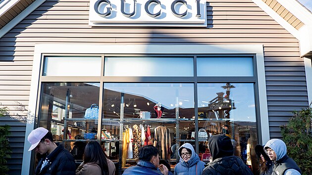 Zákazníci čekají ve frontě před obchodem značky Gucci v Central Valley ve státě...