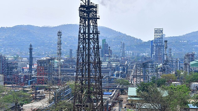Rafinerie ropy v Guwahati, kterou provozuje spolenost Indian Oil Corporation....
