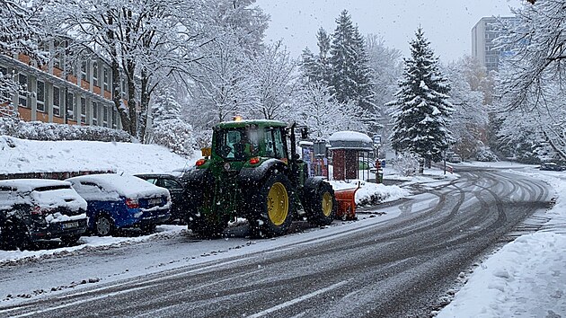 Husté sněžení v Liberci komplikuje dopravu. (28. listopadu 2023)