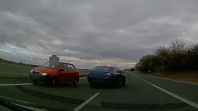 Seniorka se na d�lnici D6 oto�ila do protism�ru. Kv�li zn�mce