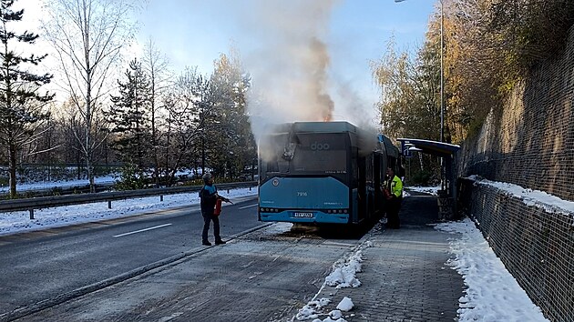 Zásah hasičů u hořícího plynového autobusu v Ostravě