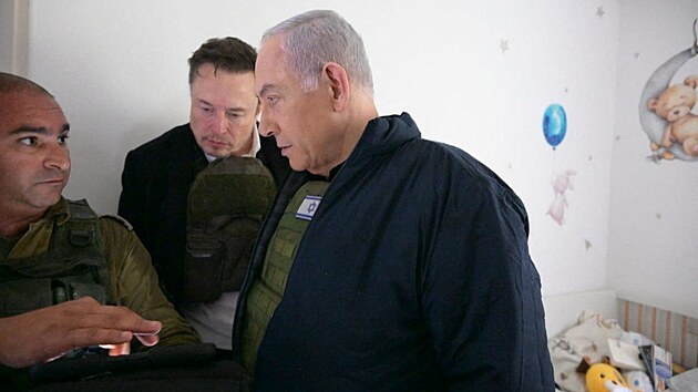Americký miliardář Elon Musk s izraelským premiérem Benjaminem Netanjahuem navštívil jeden z kibuců, jež se 7. října staly terčem útoku palestinského hnutí Hamás. (27. listopadu 2023)