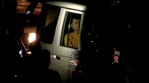 Vozidlo s proputnmi rukojmmi unesenmi palestinskou teroristickou organizac Hams (24. listopadu 2023)