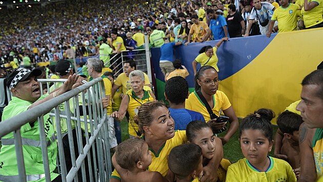 Nechutn scny pi utkn jihoamerick kvalifikace mezi Brazli a Argentinou....