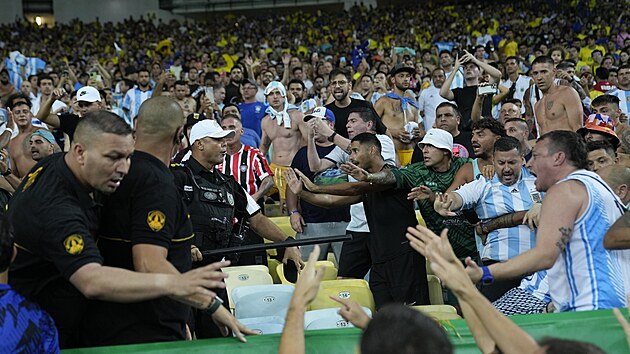 Nechutné scény při utkání jihoamerické kvalifikace mezi Brazílií a Argentinou. Na tribunách se rvali fanoušci, zasahovala policie.