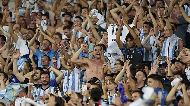 Argentinští fanoušci oslavují vítězství nad Brazílií v utkání jihoamerické kvalifikace.