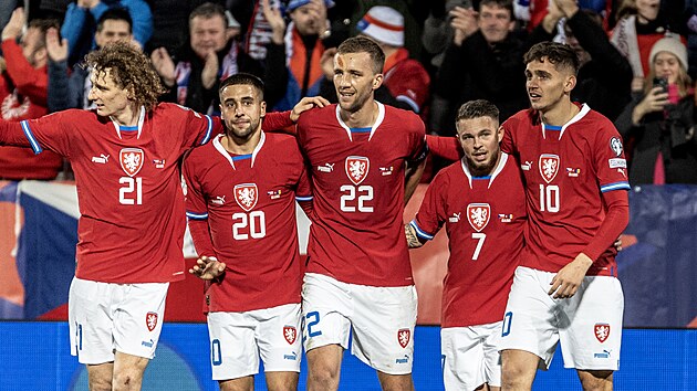 Čeští fotbalisté oslavují jeden z gólů v domácím utkání kvalifikace o mistrovství Evropy proti Moldavsku.