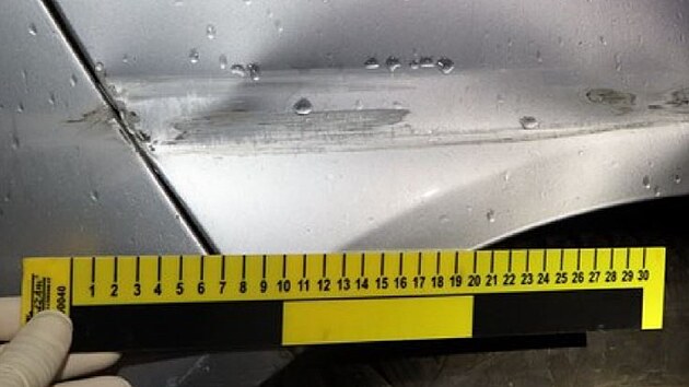 Zlod�j p�i uj�d�n� policii ukraden� v�z Volkswagen Golf lehce naboural. (28. listopadu 2023)