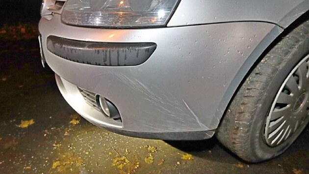 Zlod�j p�i uj�d�n� policii ukraden� v�z Volkswagen Golf lehce naboural. (28. listopadu 2023)