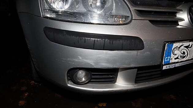 Zlod�j p�i uj�d�n� policii ukraden� v�z Volkswagen Golf lehce naboural. (28. listopadu 2023)
