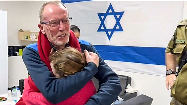 Otec unesené izraelské dívky Emily Handové Thomas se vítá s dcerou poté, co ji palestinské teroristické hnutí Hamás propustilo ze zajetí. (26. listopadu 2023)