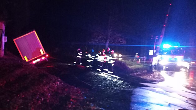 Kamion dostal smyk a p�ed �elezni�n�m p�ejezdem vyjel mimo silnici.