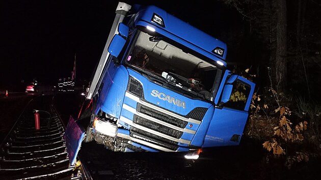 Kamion dostal smyk a p�ed �elezni�n�m p�ejezdem vyjel mimo silnici.