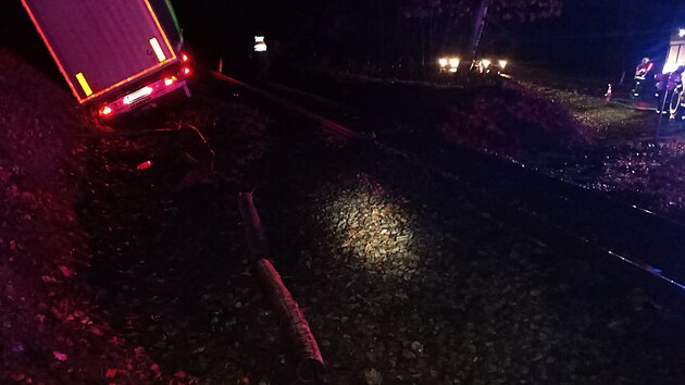 Kamion dostal smyk a p�ed �elezni�n�m p�ejezdem vyjel mimo silnici.