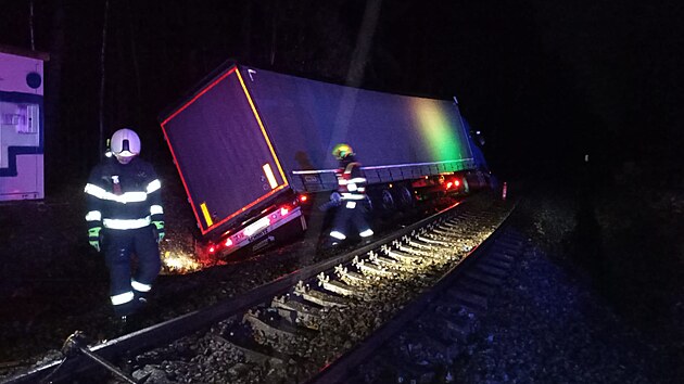 Kamion dostal smyk a p�ed �elezni�n�m p�ejezdem vyjel mimo silnici.