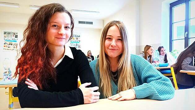 Na VOŠ a Střední pedagogické škole v Prachaticích se v pondělí běžně učilo. Do lavic usedly i Zuzana Dvořáková (vlevo) a Nella Pflanzerová. (27. listopadu 2023)