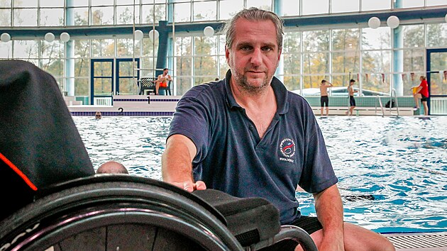 Jan Janoušek trénuje v českobudějovickém bazénu handicapované plavce.