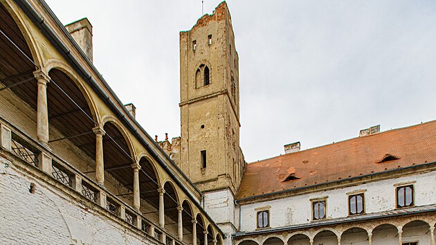 ��ste�n� nab�len� m�l b�eclavsk� z�mek z�stat jen p�echodn�, m�stu v�ak chyb� na dokon�en� v�ech pl�novan�ch oprav pen�ze. 