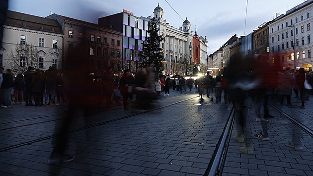 Davy lid� na brn�nsk�m n�m�st� Svobody p�ihl�ely rozsv�cen� zdej��ho v�no�n�ho stromu. (24. listopadu 2023)