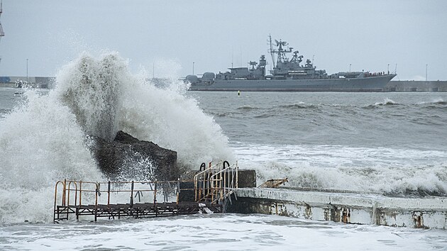 Válečná loď kotví v přístavu černomořského letoviska Soči během bouře. (27. listopadu 2023)