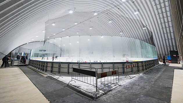Na městských pozemcích na pomezí Jinonic a Nových Butovic postavili provizorní zimní stadion s ledovou plochou, který má sloužit namísto uzavřeného areálu na Nikolajce. Na stadionu budou trénovat smíchovští hokejisté a krasobruslařský klub. (28. listopadu 2023)