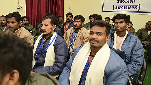 Na snímku poskytnutém ministerstvem informací a vztahů s veřejností státu Uttarákhand jsou dělníci zachránění z místa zřícení rozestavěného silničního tunelu. (28. listopadu 2023)
