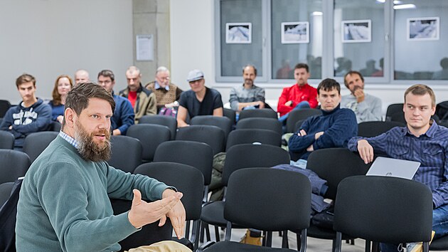 Setk�n� p�edstavitel� Hradce Kr�lov� s ob�any na t�ma revitalizace Velk�ho n�m�st�. Na sn�mku �editel GMU Franti�ek Zachoval (vp�edu).