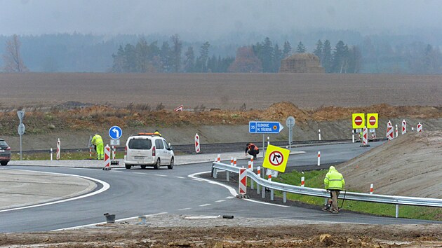 Na okru�n� k�i�ovatce prob�haj� dokon�ovac� pr�ce. (21. listopadu 2023)
