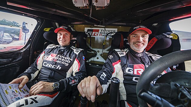 Tom Ouednek (za volantem) a David Kpal s vozem tmu Toyota Gazoo Racing Czech ped Rallye Dakar 2024