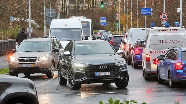 Oprava spojena s uzavenm elezninho pejezdu v Tuhnicch zpsobila dopravn komplikace v centru Karlovch Var i na pjezdovch komunikacch.