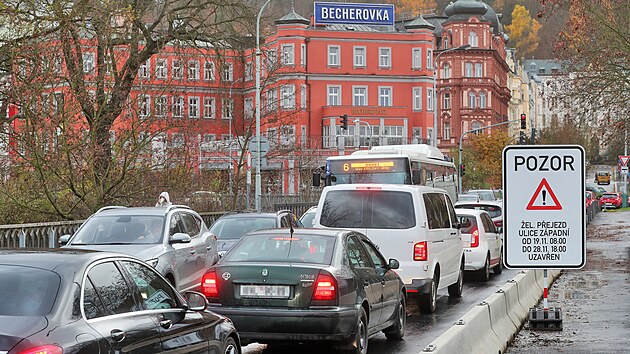 Oprava spojena s uzavenm elezninho pejezdu v Tuhnicch zpsobila dopravn komplikace v centru Karlovch Var i na pjezdovch komunikacch.
