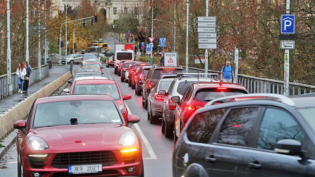 Oprava spojena s uzavenm elezninho pejezdu v Tuhnicch zpsobila dopravn komplikace v centru Karlovch Var i na pjezdovch komunikacch.