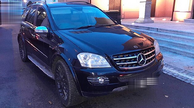 �idi� osobn�ho automobilu po�kodil p�i driftov�n� tr�vn�ky v sokolovsk�ch m�stsk�ch sadech.